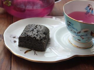黑芝麻蛋糕,蛋糕松软，芝麻香味浓厚，好吃！跟茶很搭，是个很宜人的周末下午。
