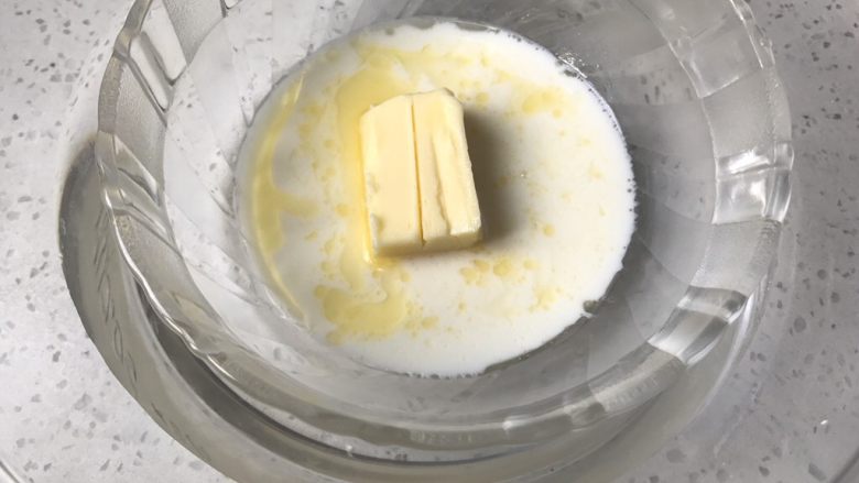 堡尔美克奶油水果杯（小嶋老师海绵蛋糕）,另外海绵蛋糕材料中的黄油和<a style='color:red;display:inline-block;' href='/shicai/ 219'>牛奶</a>需要放在一个小碗内，隔热水融化，并且保温待用，黄油保持液态就可以。