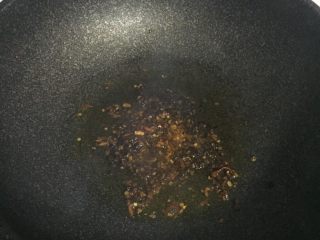 麻辣水煮鱼,加入辣椒和花椒粒，翻炒两下，出香味后关火