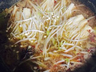 麻辣水煮鱼,加入准备好的金针菇和豆芽，继续煮沸
