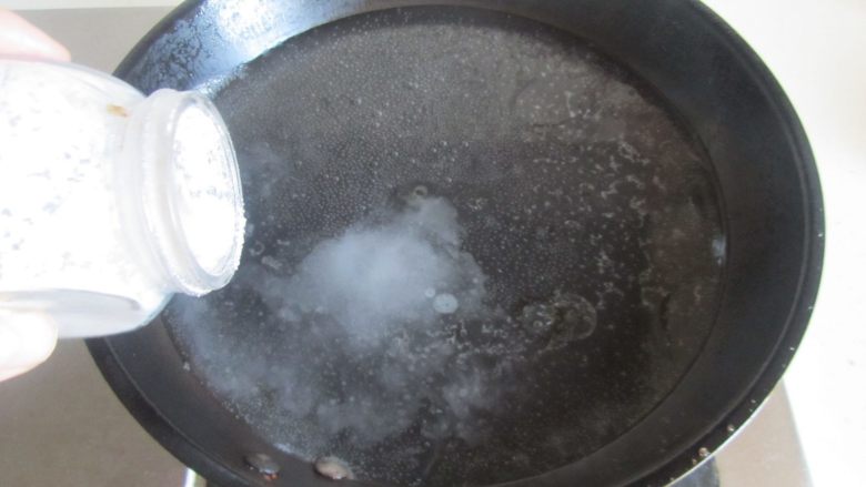 蚝油草菇扒娃娃菜,烧锅开水，加入少许盐；