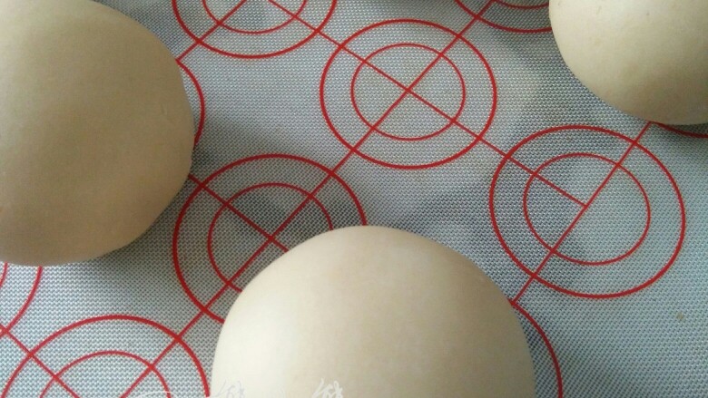 蛋黄酥--经典好配方,顺序包好，包的时候前面包好的要盖上保湿。