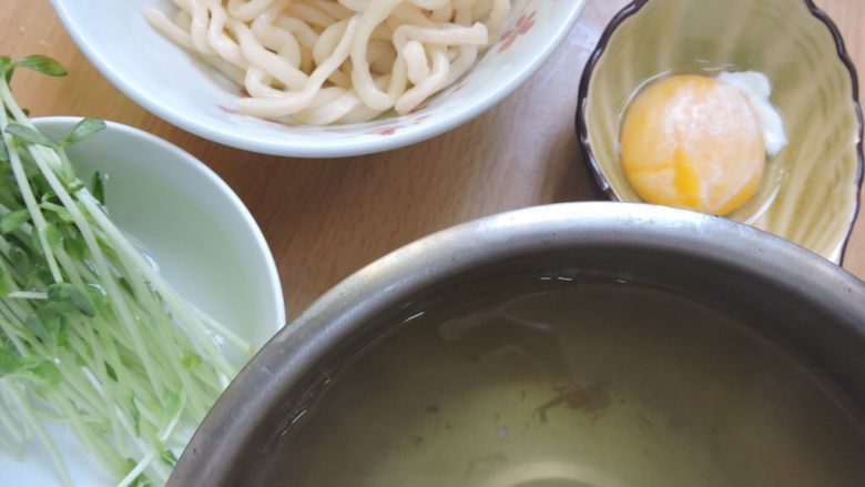 日式乌龙面,最后面条淋入高汤,放入炸豆包,
豌豆苗