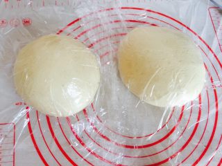 养乐多吐司,分成两个450g左右的面团  揉圆盖上保鲜膜发酵至两倍大