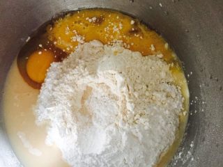 养乐多吐司,除黄油以外的所有材料放入揉面桶中，糖盐对角放！酵母挖个小洞用面粉盖起来