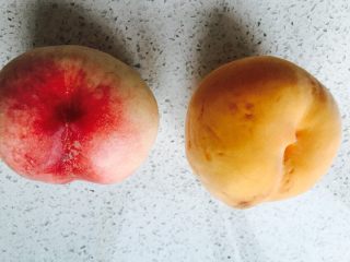 自制水果果冻,黄桃颜色好看，但味道不如当季的水蜜桃口感好，果断放弃黄桃