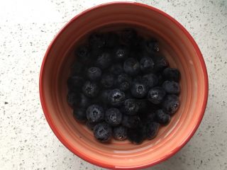 自制水果果冻,蓝莓加水洗净