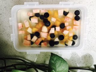 自制水果果冻,到入熬制好的水，没过水果顶部，并且用汤勺搅拌至不热即可，这个时候水果都是浮在水中的。