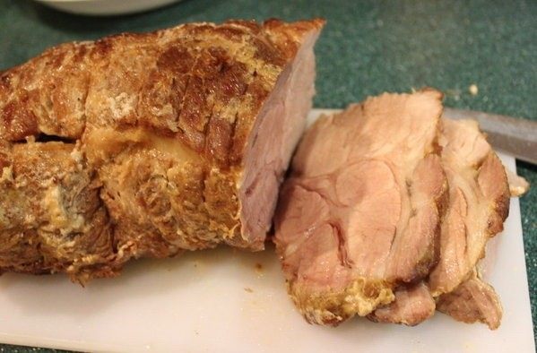 拿铁炙猪肉,去掉棉绳，切出约1.5公分厚度的猪肉排。猪肉片汁液满溢，香气逼人。