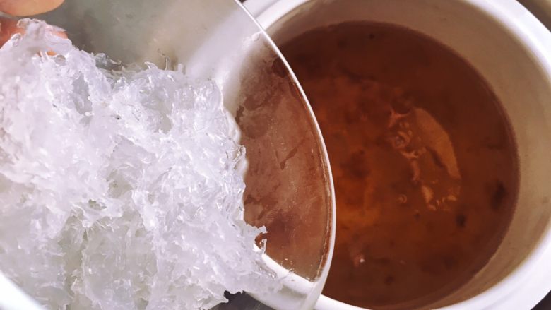 琥珀燕窝新食,桃胶皂角米炖40分钟后放入燕窝和冰糖，炖30分钟,准备出锅！准备好你们漂亮的透明杯子了吗？