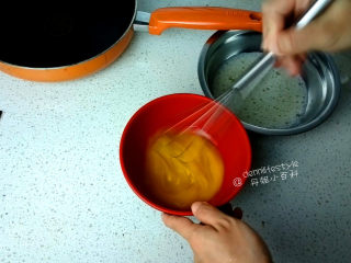 海苔双色蛋卷,在另一个碗中蛋黄加盐打匀 (如果害怕腥味可以加一点点白胡椒) 