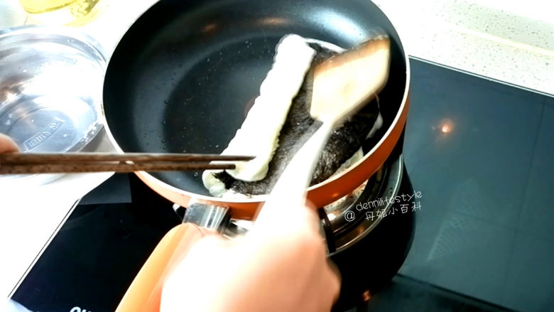 海苔双色蛋卷,趁蛋清表面未凝固时，放入海苔， 将蛋清卷起后，移到锅的一侧