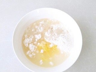 一次性发酵吐司,除了黄油以外，所有的食材称量好混合。
