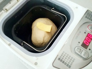一次性发酵吐司,投入面包机中，揉面10分钟，投入黄油，在揉面20分钟。