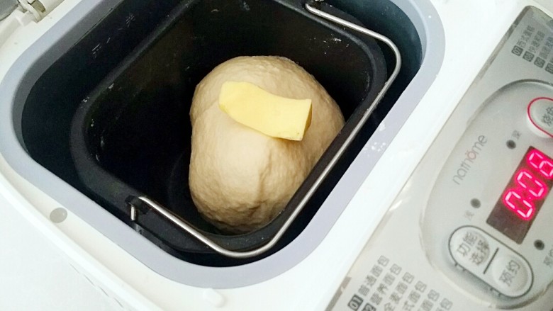 一次性发酵吐司,投入面包机中，揉面10分钟，投入黄油，在揉面20分钟。