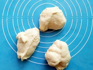 一次性发酵吐司,分割成三等份。