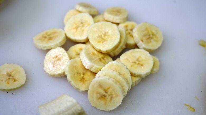 低糖柔软细腻的香蕉戚风,半根香蕉，切片待用。