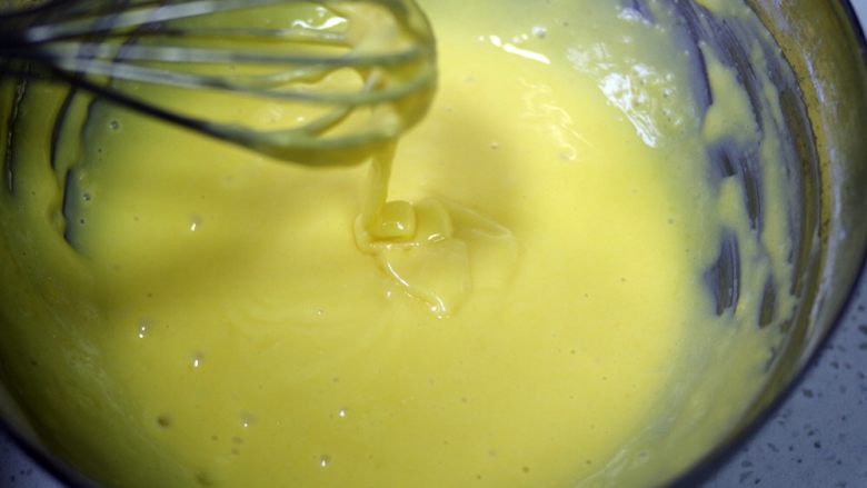 低糖柔软细腻的香蕉戚风,蛋黄糊中加入过筛好的低筋面粉，搅拌均匀。
注意面糊状态，打蛋器上的蛋糊落下有形状，五秒内消失为宜，不能太干或者太稀。面粉吸水性不同，可以自行少量调整。