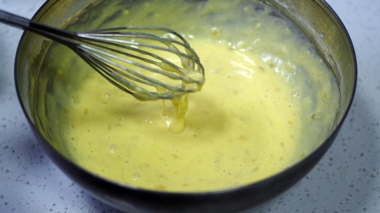 低糖柔软细腻的香蕉戚风,将香蕉泥倒入刚才的蛋黄面糊中，搅拌几次，均匀即可，不要过度搅拌。