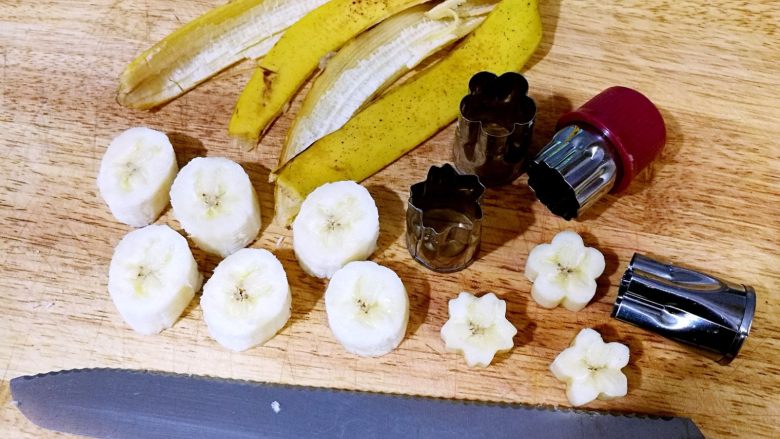香蕉烤吐司,用模具刻出形状 （呃。。这一步其实可以省略，还不是为了颜值嘛！你懂的。。呵呵~）