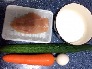 三丝卷,食材准备：面粉，青瓜，胡萝卜，鸡胸肉，鸡蛋