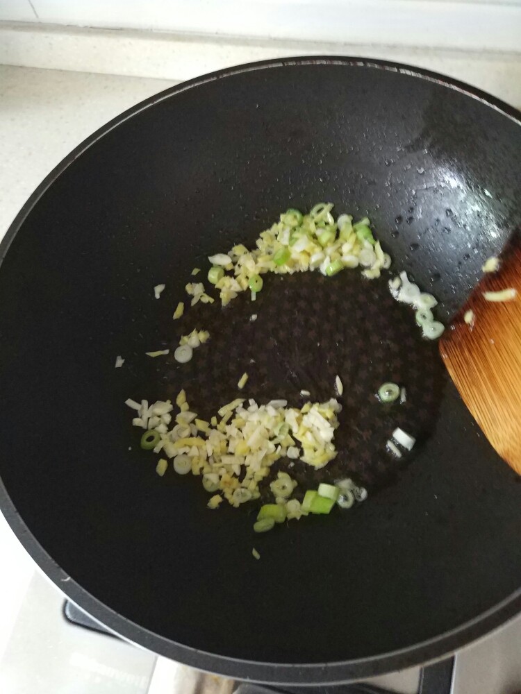 肉沫茄子,锅中放油，烧热后放入刚准备的葱姜蒜，翻炒