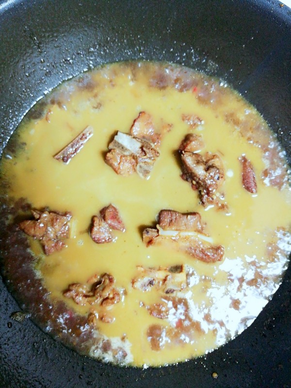 土豆排骨浇饭,闷了半个小时的汤汁，将干辣椒、八角、香叶捞出