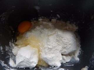 杏仁餐包,加入鸡蛋及白糖