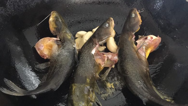 黄骨鱼冬瓜汤,小火，把鱼下入锅内，油煎一会儿，两边翻面，加料酒
