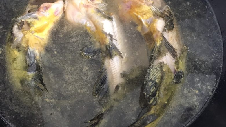 黄骨鱼冬瓜汤,待黄骨鱼两边煎熟后，加入开水，刚淹没鱼适宜