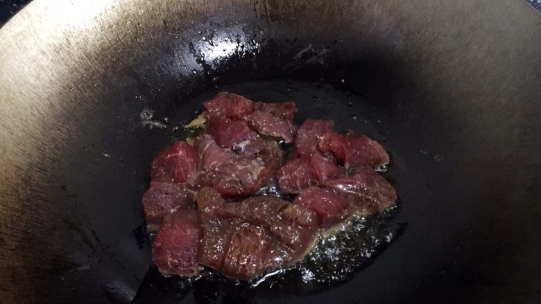 彩椒牛肉粒,热锅，倒入油加热，放入腌制好的牛肉。