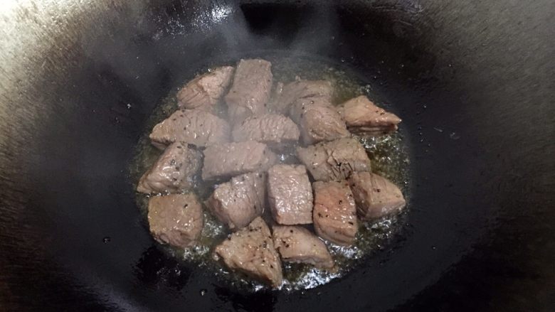 彩椒牛肉粒,煎炒大概5成熟。