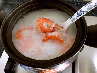 砂锅粥—鲜虾粥,煮熟即可。