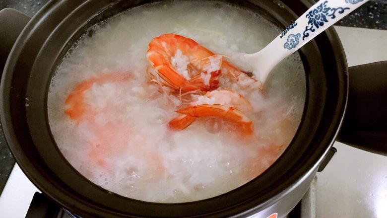 砂锅粥—鲜虾粥,煮熟即可。