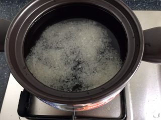 砂锅粥—鲜虾粥,米洗干净放入砂锅中，米与水的比例1:4，浸泡半小时，放入1小勺油。