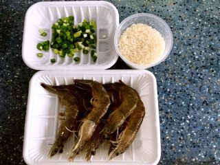砂锅粥—鲜虾粥,食材准备（2人份）：虾，大米，葱
