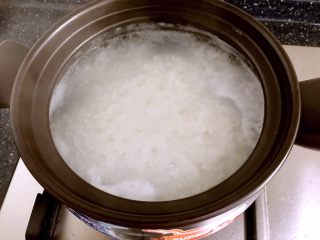 砂锅粥—鲜虾粥,煮至浓稠