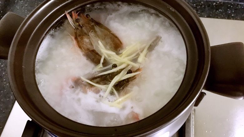 砂锅粥—鲜虾粥,放入腌制好的虾。