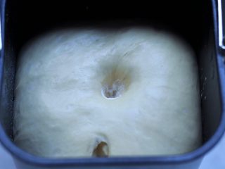 毛毛虫面包,经过1小时的发酵（夏天），面团发到原来的3倍大