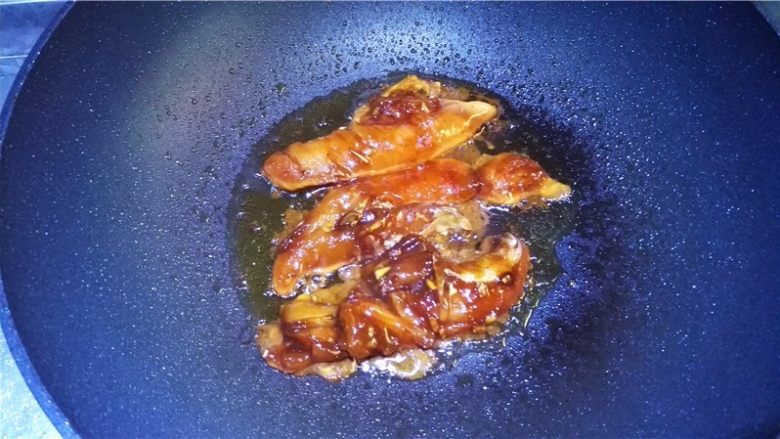 迷你潜艇堡,锅中倒入适量油，将鸡胸煎熟。