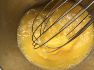 牛奶焦糖布丁,用手动打蛋器把鸡蛋打散搅拌至蛋清蛋黄混合均匀。