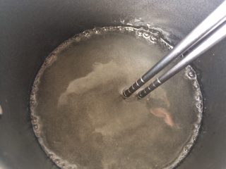 牛奶焦糖布丁,把焦糖材料，细砂糖75克，水45ml都倒入奶锅中，开中火，边煮边用筷子搅拌至细砂糖融化即可，再转最小火就不需要搅拌了。