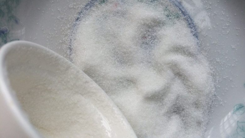 牛奶焦糖布丁,撒入一层细砂糖，用手轻轻拍模具抖掉多余的糖。