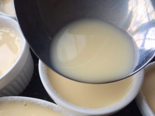 牛奶焦糖布丁,再静置好的牛奶蛋液倒入模具中。