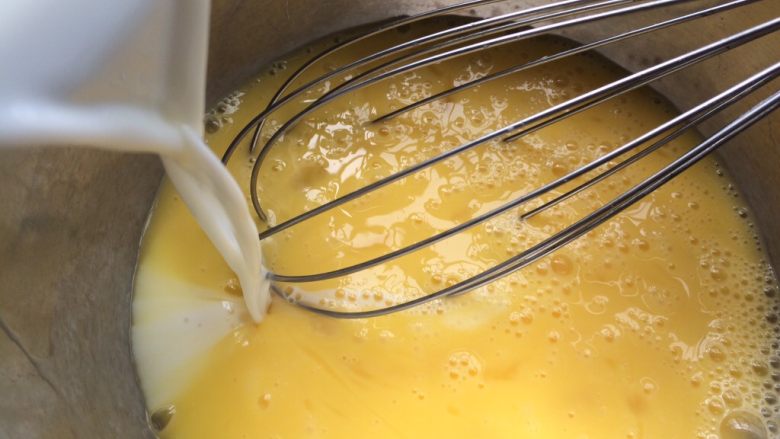 牛奶焦糖布丁,再慢慢倒入牛奶，一边倒入一边搅拌混合。