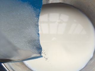 牛奶焦糖布丁,牛奶倒入容器中，加入细砂糖。