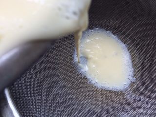 牛奶焦糖布丁,过筛1-2次。