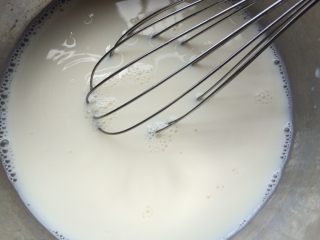 牛奶焦糖布丁,用手动打蛋器搅拌至细砂糖完全融化。