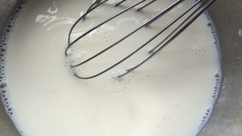 牛奶焦糖布丁,用手动打蛋器搅拌至细砂糖完全融化。