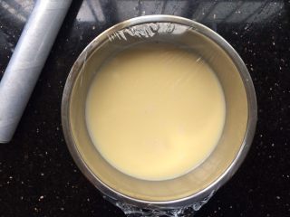 牛奶焦糖布丁,过筛好，盖上保鲜膜，静置20分钟。